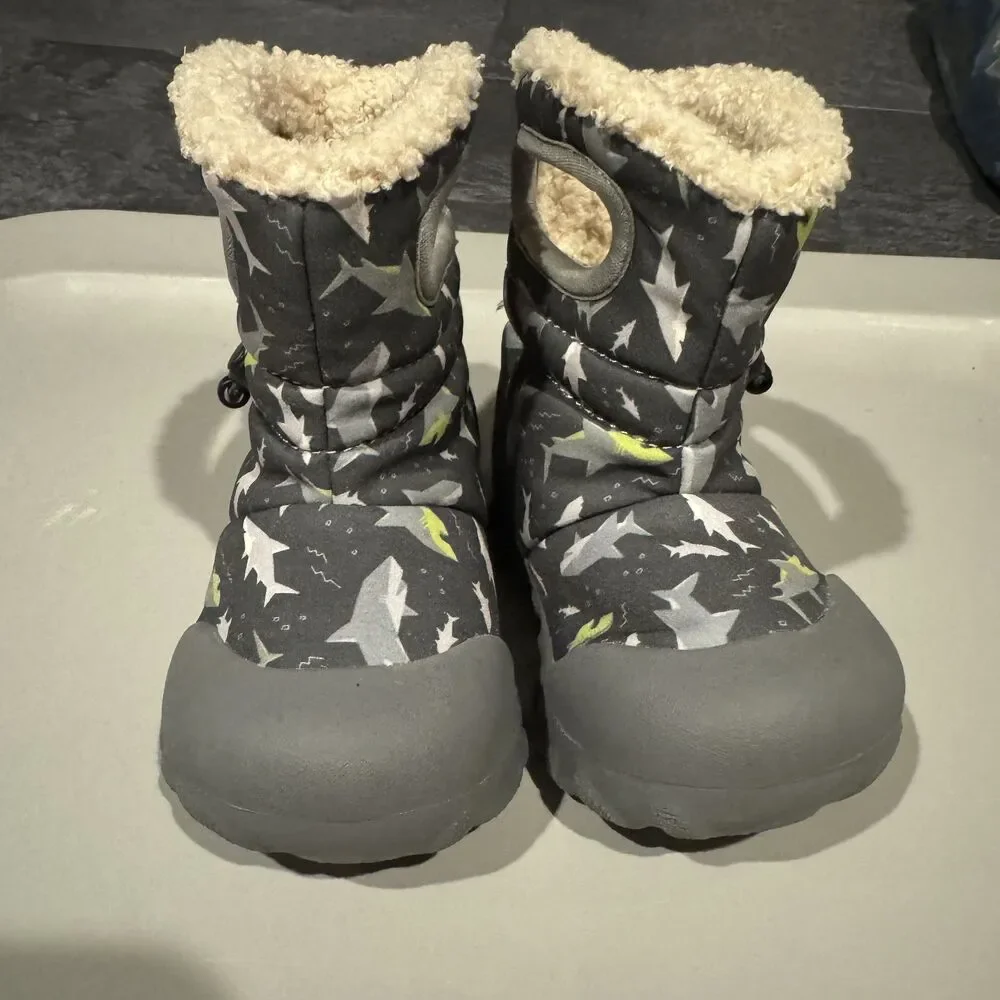 Bogs B-Moc Boots Shark Print Insulated Winter Snow Waterproof Boys sz 6 Toddler